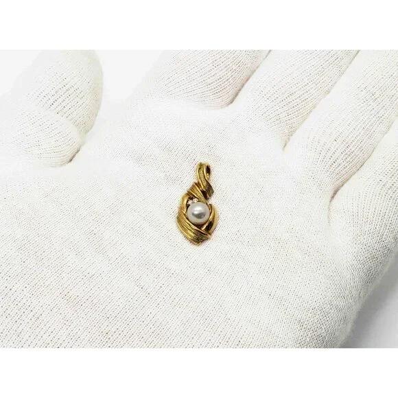 6mm Cultured Pearl & Natural Diamond Accent Ribbon Style Pendant 18k Gold